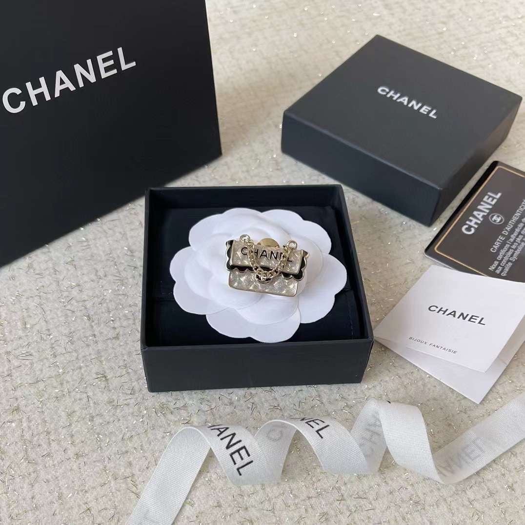 Cài áo Chanel