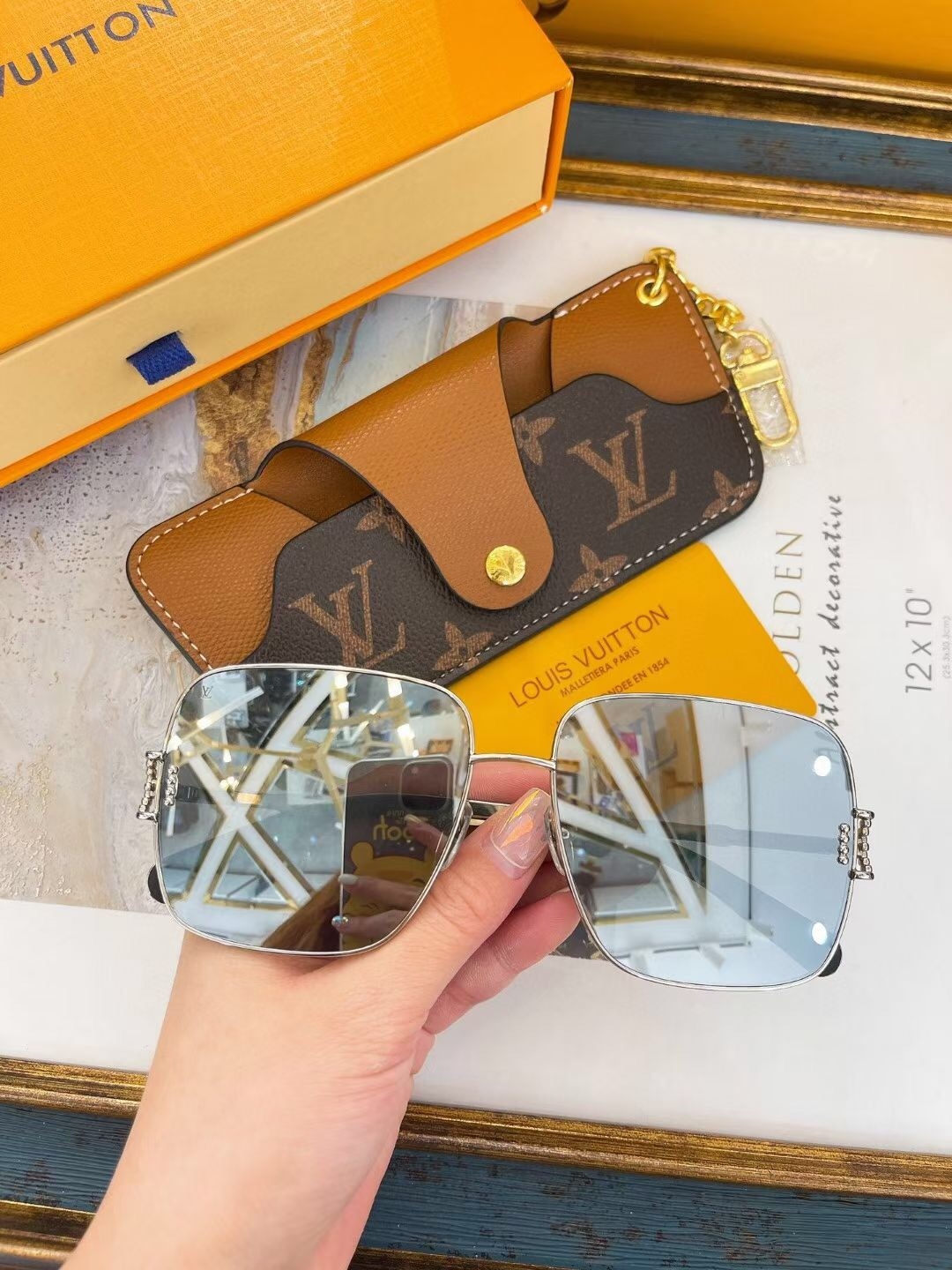 Kính Louis Vuitton