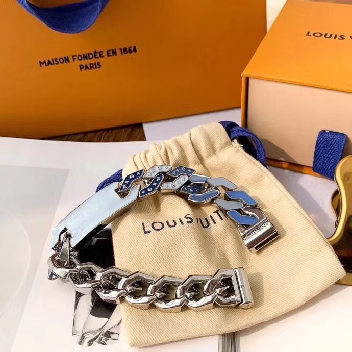 Lắc tay nam Louis Vuitton mang lại sự mạnh mẽ và đẳng cấp cho phái mạnh. Thiết kế đơn giản nhưng vô cùng tinh tế kết hợp với chất liệu chắc chắn, đem lại sự nam tính và thu hút cho người đeo. Cùng xem hình để cảm nhận sức hấp dẫn của lắc tay này.